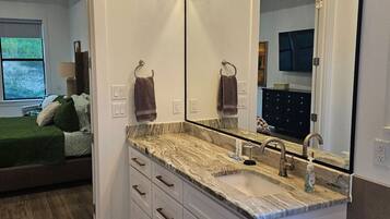 3 makuuhuonetta, silitysrauta/-lauta, Wi-Fi, vuodevaatteet