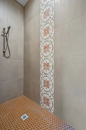 Douche, séchoir à cheveux, serviettes fournies