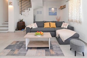 TV - Holiday House Viola with private Pool (Gabonjin (Krk))