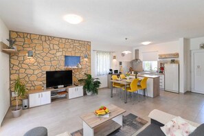 TV - Holiday House Viola with private Pool (Gabonjin (Krk))