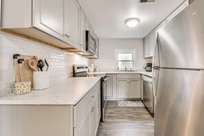 Geladeira, micro-ondas, cooktop, lava-louças