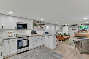 Fridge, microwave, oven, stovetop - Clean, modern basement suite in Tacoma (Tacoma)