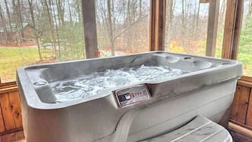 Bañera de hidromasaje cubierta