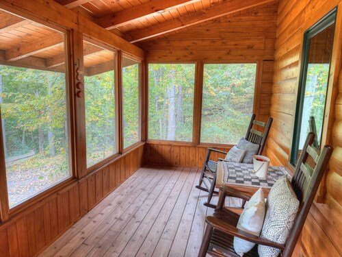 Peaceful Getaway With Dining & Exploring