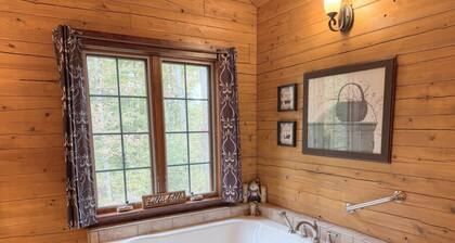 Tranquil Escape Close to Dining & Entertainment