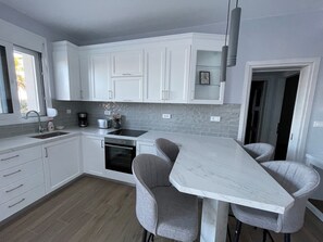 Kühlschrank, Mikrowelle, Ofen, Wasserkocher