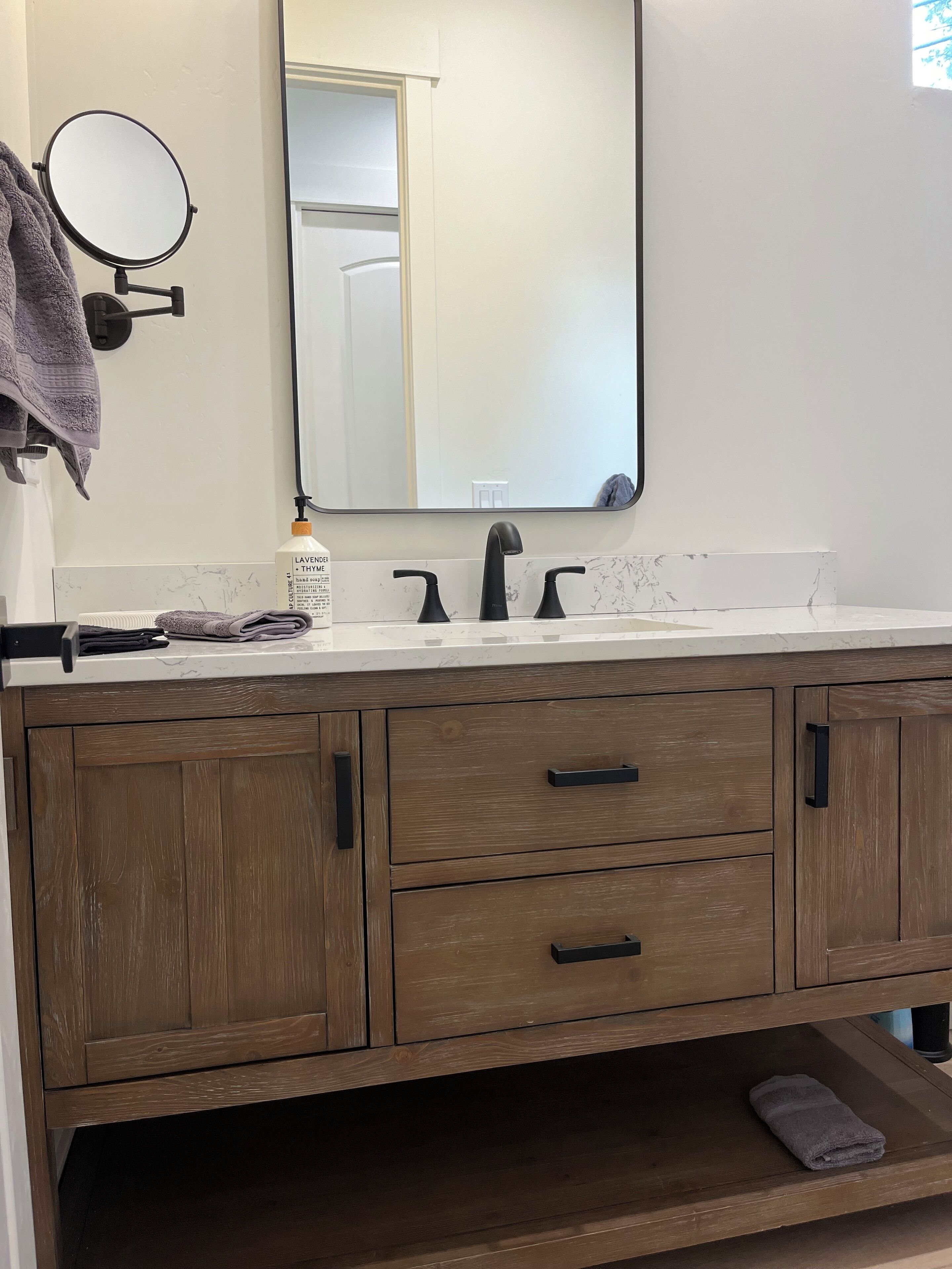 Ducha, secador de pelo, toallas y jabón