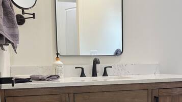 Ducha, secador de pelo, toallas y jabón