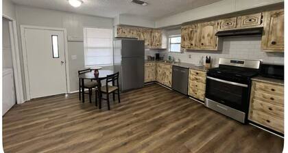 Charming 3-bedroom house in nice Vernon with AC, WiFi