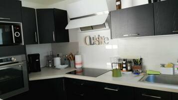 Réfrigérateur, micro-ondes, four, plaque de cuisson