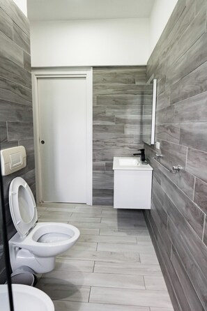 Classic apartman, kilátással a városra | Fürdőszoba | Zuhanyzó, törölközők, szappan és toalettpapír