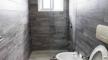 Klassiek appartement, uitzicht op de stad | Badkamer | Een douche, handdoeken, zeep, toiletpapier