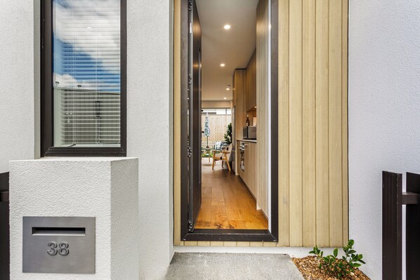 Front of property - Fresh Grey Lynn 2BR unit w/ Patio by Zodiak Stays (Auckland)