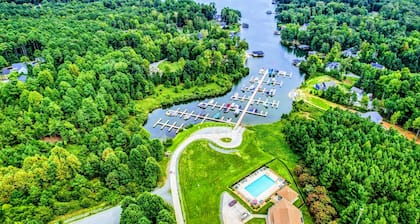 4BR Lake Anna Cabin with Pool, Beach, and Deck