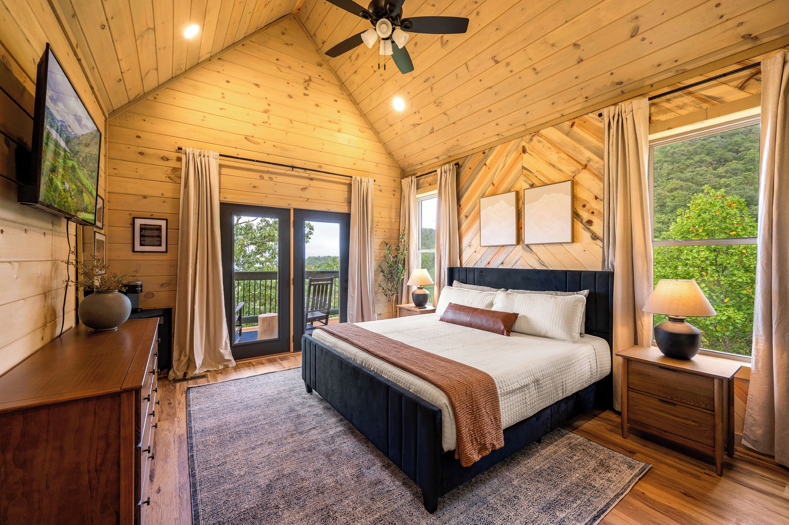 6 bedrooms, desk, iron/ironing board, free WiFi