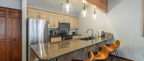 Kjøleskap, mikrobølgeovn, ovn og kokeplater