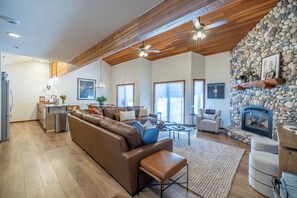 Smart-TV, peis og bøker