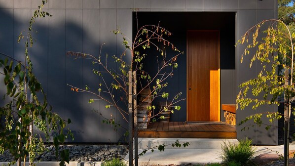 Exterior detail - Banjo Treehouse - Architectural Elegance (Hepburn Springs)