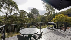 Outdoor dining - Banjo Treehouse - Architectural Elegance (Hepburn Springs)