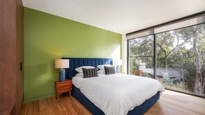 3 多间卧室、熨斗/熨衣板、上网接入、床单