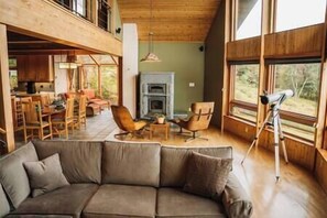 Una televisión, una chimenea, un futbolín, una mesa de tenis de mesa