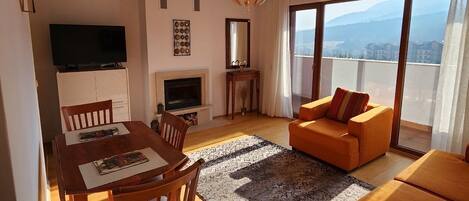 Una televisión, una chimenea