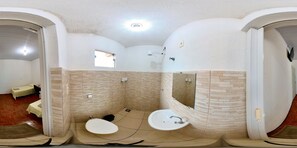 Douche, chaussons, serviettes fournies, savon