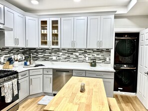 冷蔵庫、電子レンジ、オーブン、コンロ