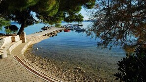 Beach - Sunny 2+1 apartment with balcony (Kaštel Štafilic)