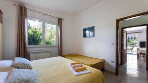 Room - Sunny 2+1 apartment with balcony (Kaštel Štafilic)