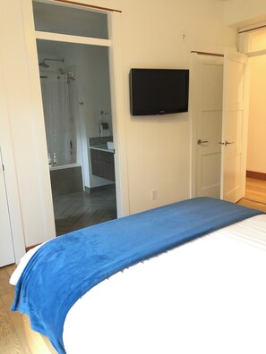 2 bedrooms, iron/ironing board, travel cot, WiFi