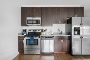 Køleskab, mikrobølgeovn, ovn, kogeplade