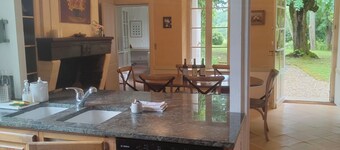 Large house with 14 beds, swimming pool overlooking vineyards between Blaye and Bordeaux