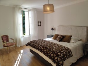 6 bedrooms, iron/ironing board, WiFi, bed sheets - La Maison de Bujan, in the heart of the vineyards with swimming pool and exceptional panorama (Gauriac)