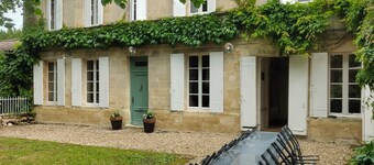 Large house with 14 beds, swimming pool overlooking vineyards between Blaye and Bordeaux