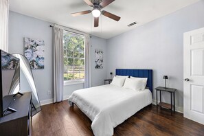 1 bedroom, desk, iron/ironing board, free WiFi - Charming Cottage in historic Nacogdoches. Steps away from the brick streets! (Nacogdoches)