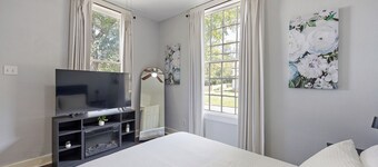 Charming Cottage in historic Nacogdoches. Steps away from the brick streets!