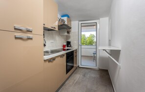 Refrigerador, horno, parrilla de estufa y cafetera y tetera 