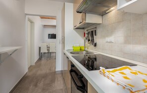 Refrigerador, horno, parrilla de estufa y cafetera y tetera 