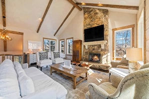 Una Smart TV, una chimenea