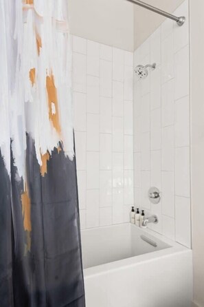 Een douche, een haardroger, handdoeken, shampoo