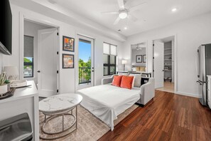 2 habitaciones, tabla de planchar con plancha y cuna de viaje 