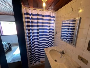 Standard Twin Room | Bathroom | Shower, towels, toilet paper - Pousada do Iago (Cabo Frio)