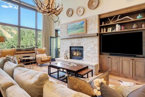 Smart TV, fireplace - Highlands Lodge 403 Penthouse (Beaver Creek)