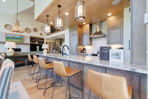 Fridge, microwave, oven, stovetop - Highlands Lodge 403 Penthouse (Beaver Creek)