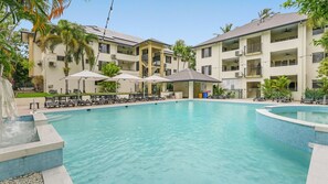 A heated pool - Central Plaza- Stylish Tropical Escape | Resort Pool | Walk to Beach (Port Douglas)