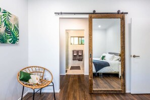 3 habitaciones, tabla de planchar con plancha y cuna de viaje