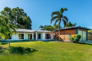 Exterior - Clifton Cove Cairns Paradise- Stylish Tropical Retreat Near Clifton Beach & Palm Cove (Clifton Beach)