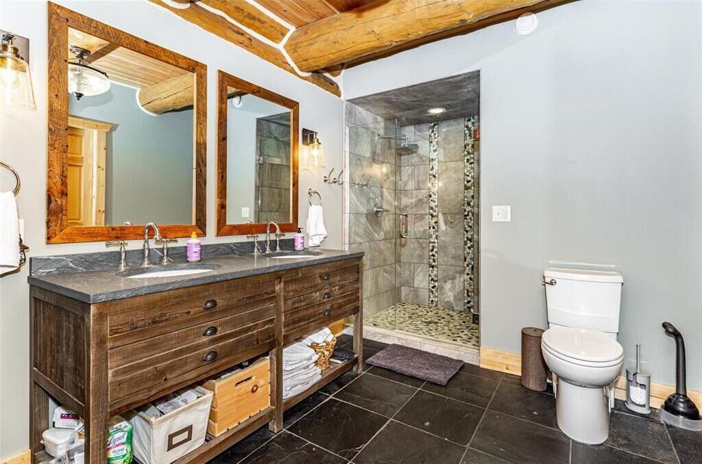 Douche, serviettes fournies, papier toilette