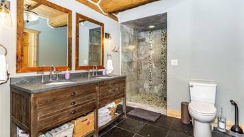 Douche, serviettes fournies, papier toilette